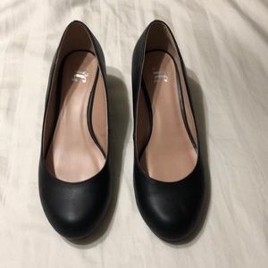 Journee collection black wedge pumps